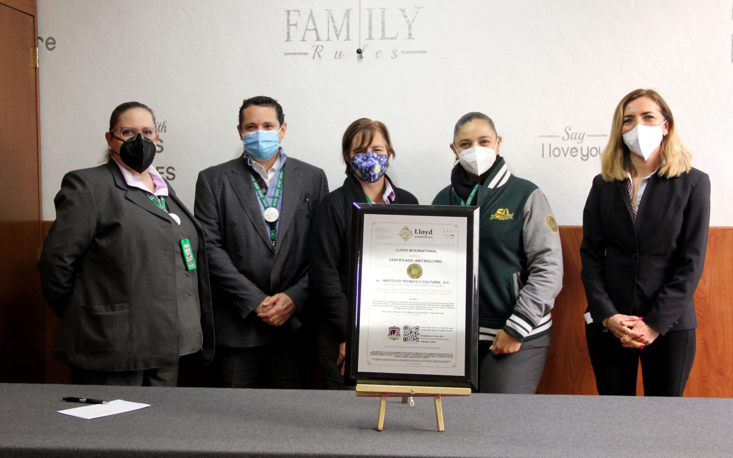 Entrega al ITYC de la certificación antibullying de Lloyd International