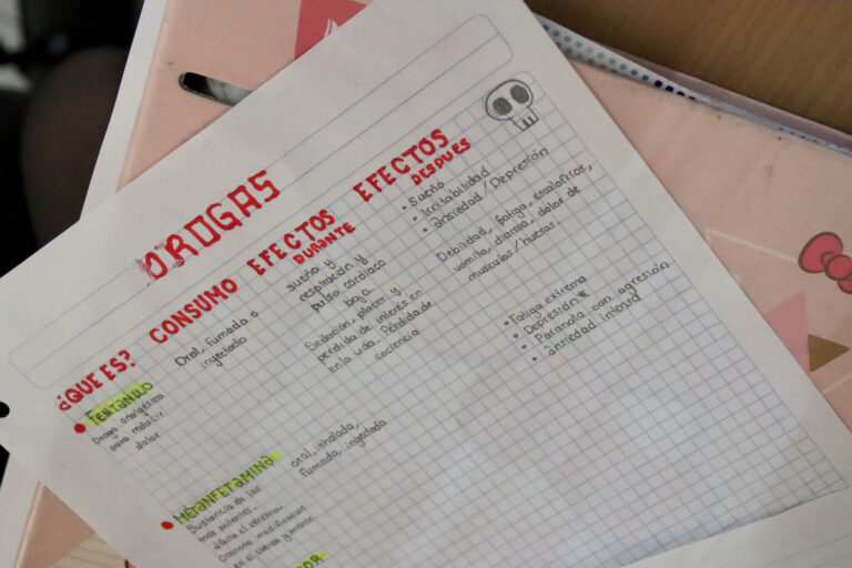 Fotografía de la hoja de un cuaderno, a cuadros, con anotaciones sobre las drogas y características: ¿qué es?, consumo, efectos durante, efectos después.
