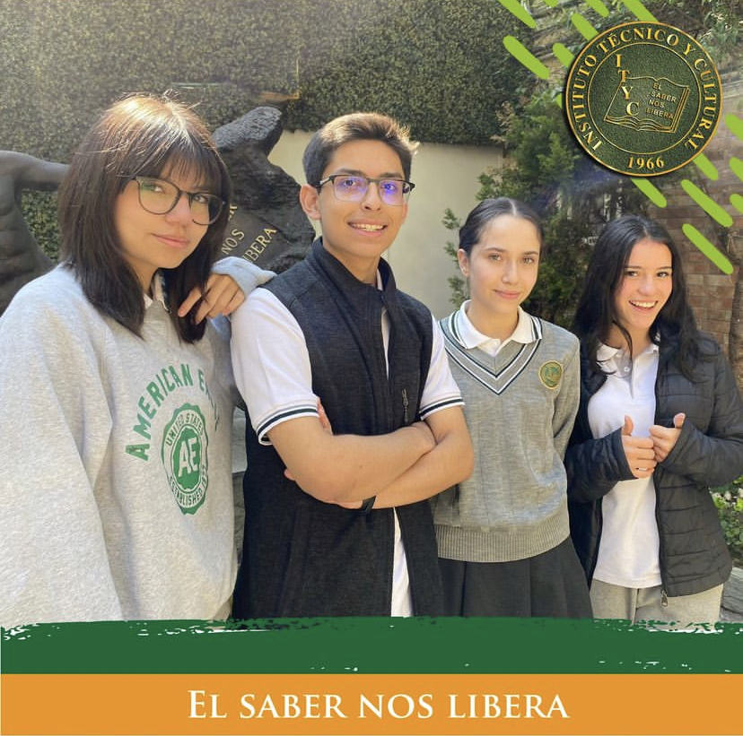 Foto de tres alumnas y un alumno miembros del club de matemáticas del ITYC